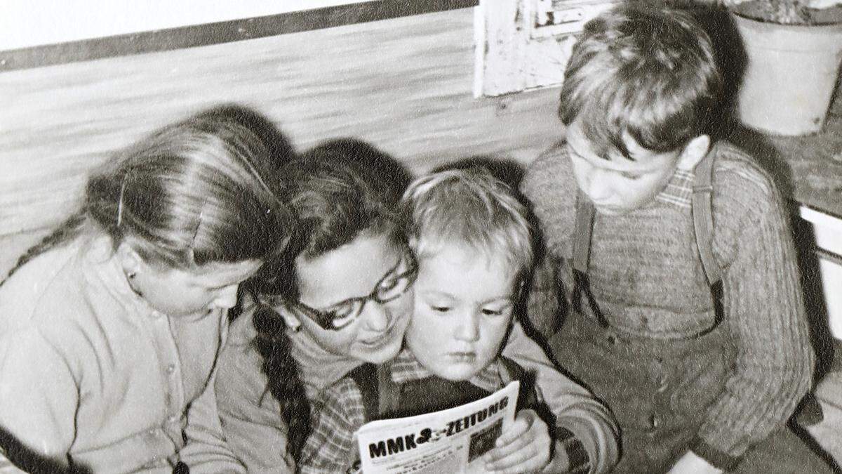 Heute wischen die Kinder übers iPad und haben eigene Spiele und Apps. Damals wurde noch vorgelesen