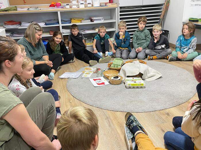 Die Kinder lauschten aufmerksam, was die Bäuerinnen zu sagen hatten, hier in der VS Krieglach