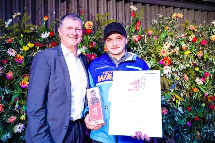 Franz Höcher (links), Filialverbundleiter Hochsteiermark der Volksbank Steiermark, mit Preisträger Maurice Egger