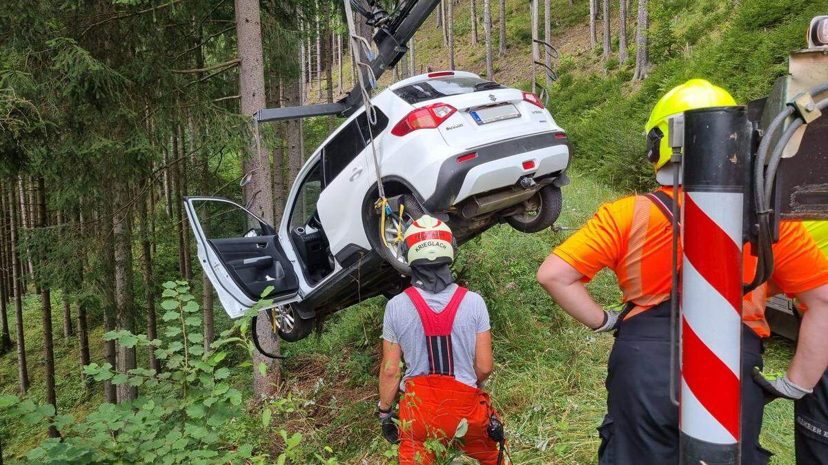 Die Einsatzkräfte bei der Bergung des Fahrzeuges