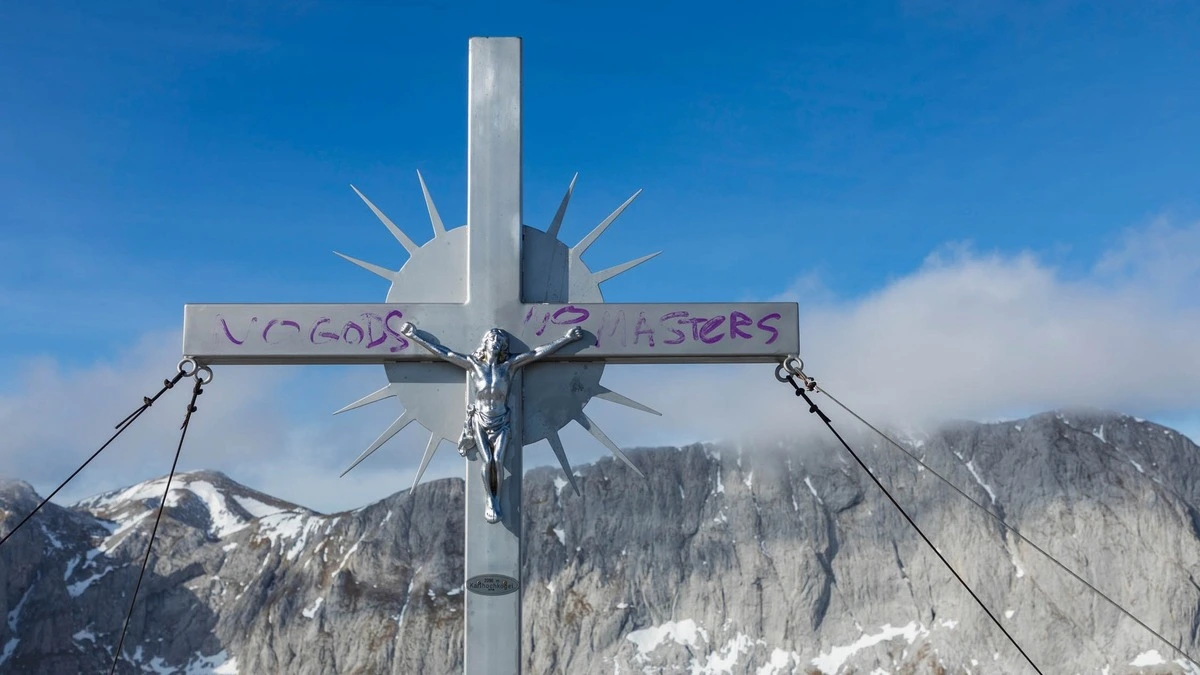 Das Gipfelkreuz am Karlhochkogel bevor Werner Maurer es abgeschliffen hat