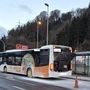 Der ausgebrannte Bus an einer Haltestelle