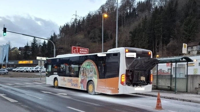 Der ausgebrannte Bus an einer Haltestelle