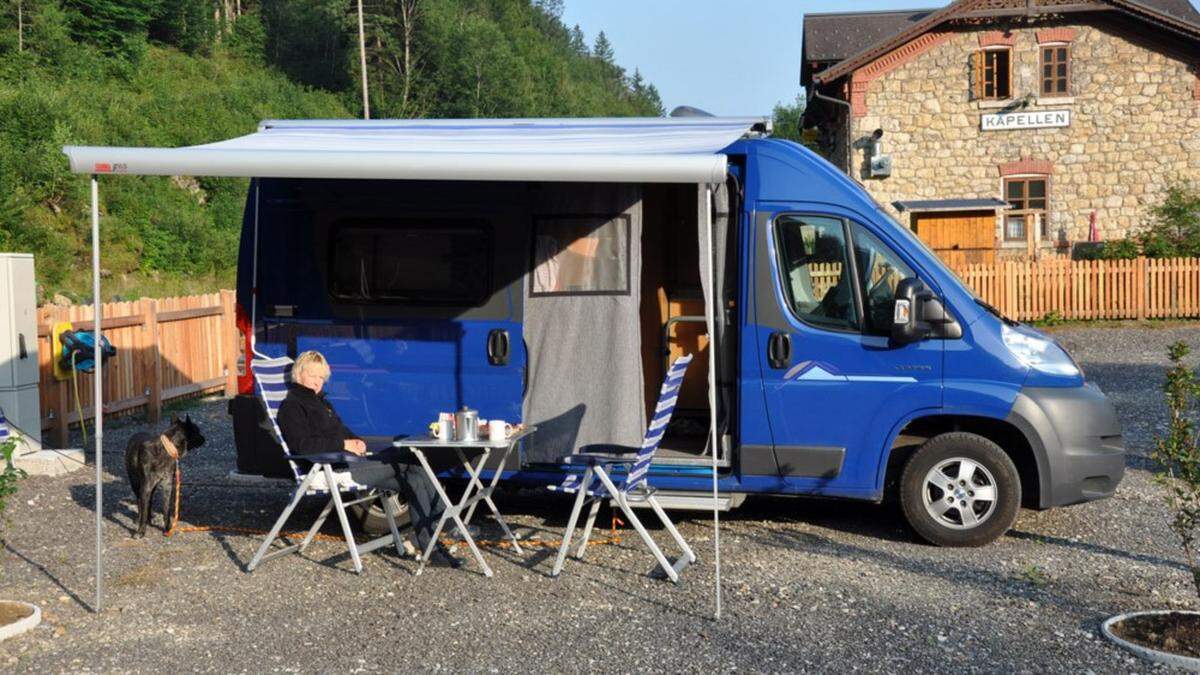 Legal Campen kann man etwa beim ehemaligen Bahnhof Kapellen