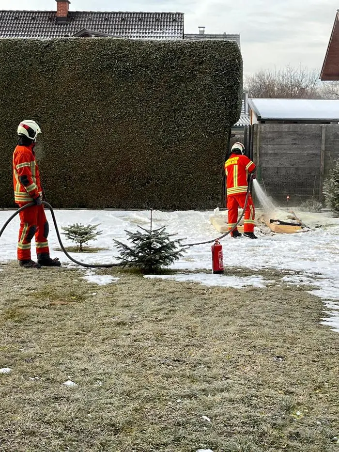 Die Kameraden der Feuerwehr Krieglach führten mittels HD-Rohr die Nachlöscharbeiten an der verbrannten Matratze durch
