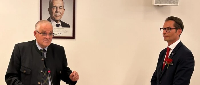 Bezirkshauptmann Preiner (links) bei der Arbeit: Als Behördenchef hat er unter anderem die Bürgermeister der Region angelobt – hier etwa Matthäus Bachernegg in Kapfenberg