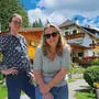 Maja Ludwig (l.) und Lisi Schleicher „schupfen“ ab März 2026 neben der Voisthalerhütte am Hochschwab auch den Almgasthof Moassa