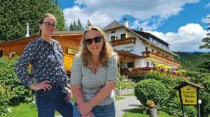 Maja Ludwig (l.) und Lisi Schleicher „schupfen“ab März 2026 neben der Voisthalerhütte am Hochschwab auch den Almgasthof Moassa