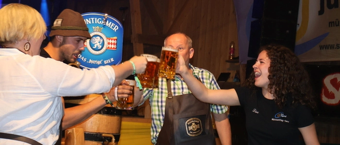 Mit dem Bieranstich war das 49. Waldfest eröffnet
