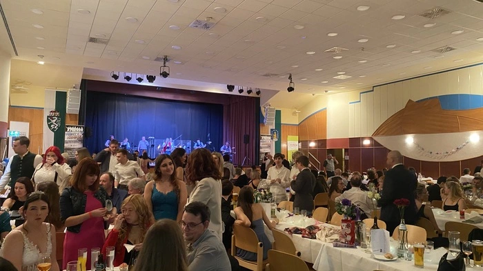 Am vergangenen Samstag, dem 4. Januar, verwandelte sich das Volkshaus Kindberg in einen strahlenden Ballsaal, als das BORG Kindberg zu seinem Maturaball lud