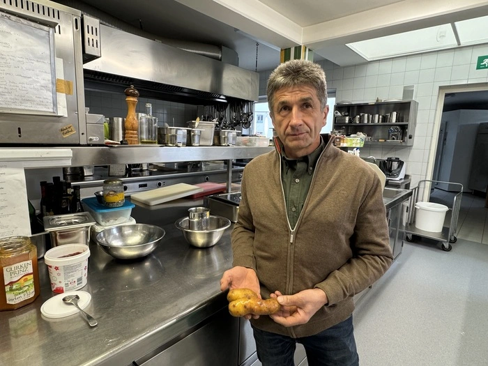 Karl-Heinz Fraiss mit einem seiner Erdäpfel