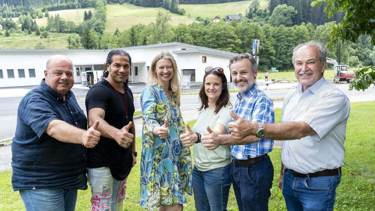 Amtsleiter Oliver Riegel mit den Betreibern Elias Hassané, Kerstin Korthals, Angelika Hirtzi, Martin Hirtzi sowie Bgm. Zinner