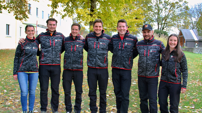Österreichs Team für die WM 2026 in Slowenien (v.l.): Lisa Panzenböck, Johannes Ertl, Jürgen
Erlacher, Ersatzmann Mathias Morgenstern, Markus Buchebner, Michael Ramsbacher und WM-
Titelverteidigerin Carina Modl (nicht am Bild: WM-Titelverteidiger Johannes Meisenbichler)