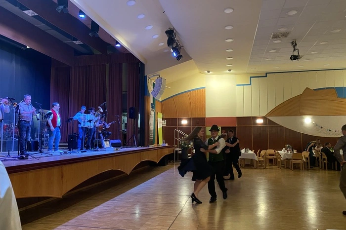 Die Eröffnung begann mit einer elegant einstudierten Polonaise, die von den Gästen mit reichlich Applaus belohnt wurde. Anschließend füllte eine Live-Band die Tanzfläche mit schwungvollen Rhythmen