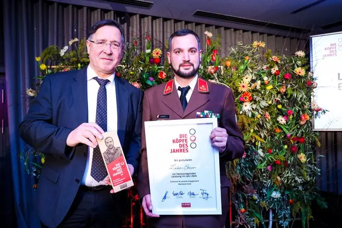 Preisträger Lukas Ebner (rechts) mit Direktor Johann Scheuch von der AK Steiermark