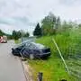 Der verunfallte Pkw fuhr durch einen Zaun