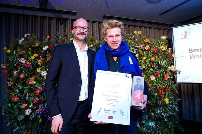 Bernd Pürcher (links), Leiter des Konzernmarketings bei den Bühnen Graz, mit Preisträger Bernhard Wohlfahrter