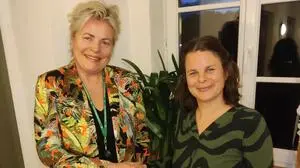 Eva Schmidinger von der ÖVP (l.) bleibt Bürgermeisterin, Martina Spitzer von der Liste „ALP“ wird Vizebürgermeisterin