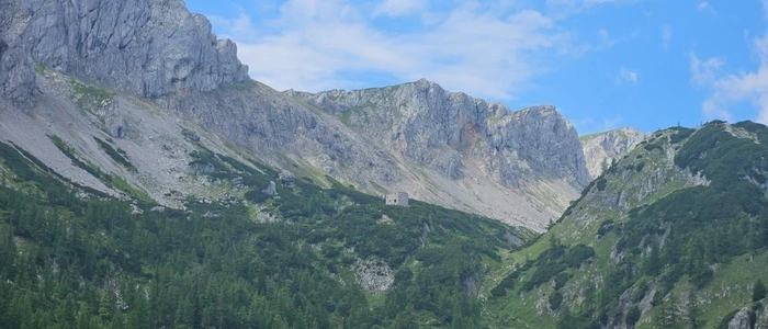 Vor Jahrzehnten landete der Müll der alten Voisthalerhütte achtlos im Graben. Mit der neuen Hütte (hier im Bild) hat das nichts zu tun