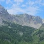 Vor Jahrzehnten landete der Müll der alten Voisthalerhütte achtlos im Graben. Mit der neuen Hütte (hier im Bild) hat das nichts zu tun