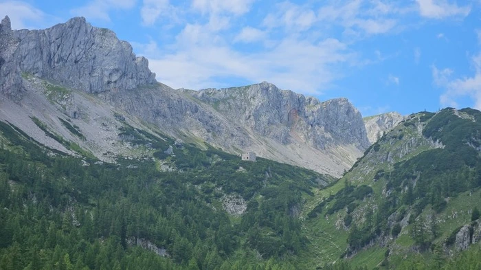 Vor Jahrzehnten landete der Müll der alten Voisthalerhütte achtlos im Graben. Mit der neuen Hütte (hier im Bild) hat das nichts zu tun