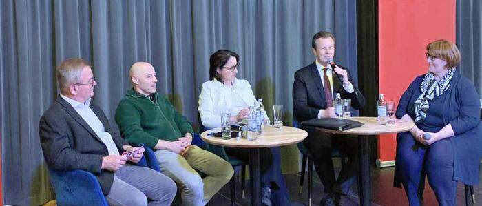 Bettina Wipfler-Felfer (Mitte) diskutierte mit Erich Schaflinger (links) und Karl Kornhäusl. Moderiert haben den Abend Johanna Birnbaum und Franz Potoschnig von der Kleinen Zeitung