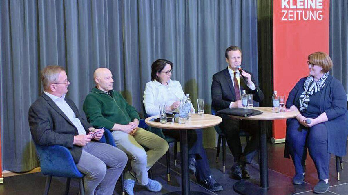 Bettina Wipfler-Felfer (Mitte) diskutierte mit Erich Schaflinger (links) und Karl Kornhäusl. Moderiert haben den Abend Johanna Birnbaum und Franz Potoschnig von der Kleinen Zeitung