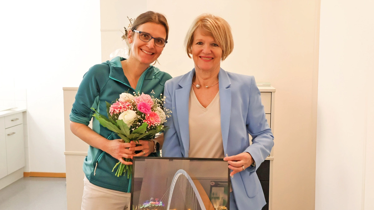 Die neue Ärztin Carola Mutz-Eckhart und Bürgermeisterin Andrea Winkelmeier