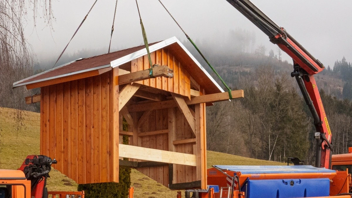 Die Station „Bergsiedlung“ hat wieder ein Buswartehäuschen