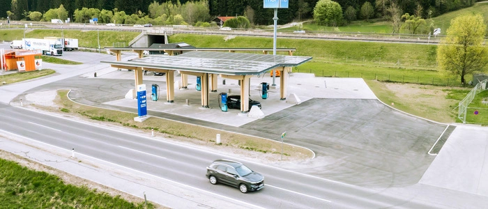 Die E-Tankstelle liegt an der Semmering Begleitstraße im Bereich Grautschenhof, nur wenige Meter entfernt von der S6-Auf- und Abfahrt Mürzzuschlag Ost