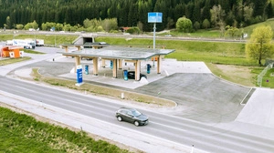 Die E-Tankstelle liegt an der Semmering Begleitstraße im Bereich Grautschenhof, nur wenige Meter entfernt von der S6-Auf- und Abfahrt Mürzzuschlag Ost