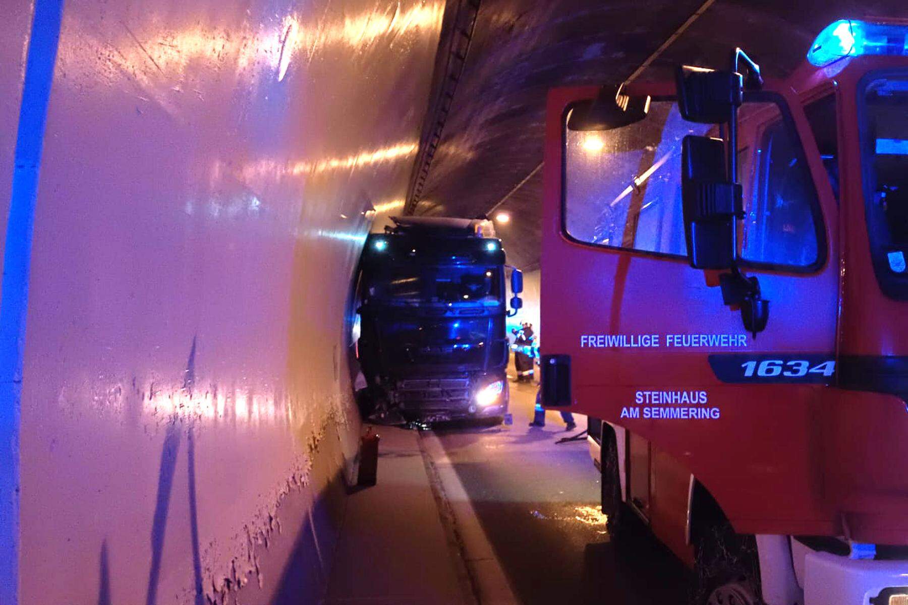 S6 betroffen | Tunnel am Semmering nach Unfall gesperrt – Öffnung nach wie vor nicht absehbar