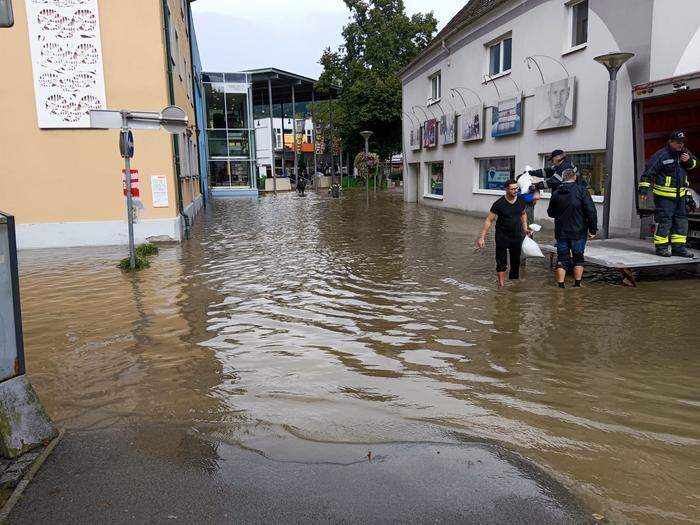 Der Kapfenberger Lindenplatz war durch die Mürz völlig überflutet