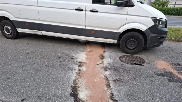 Dieser Klein-Lkw verlor seinen Treibstoff