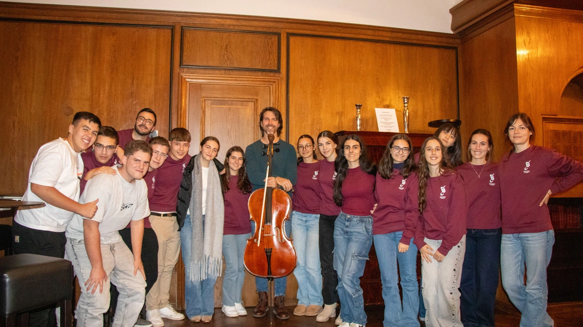 Die spanischen Jungmusiker mit dem Cello-Solisten