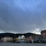 Dunkle Wolken und finstere Stimmung über dem Brucker Hauptplatz - im oberen Mürztal und Richtung Semmering fiel sogar Hagel