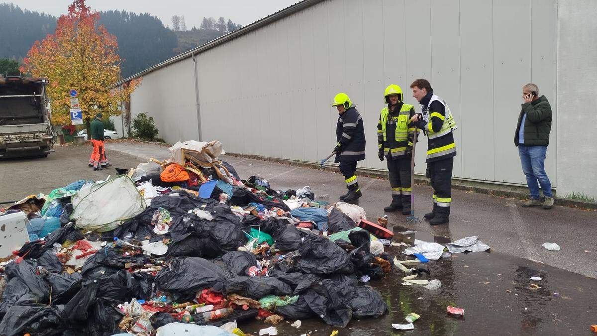 Die Feuerwehr Hafendorf konnte den Müllbrand rasch löschen