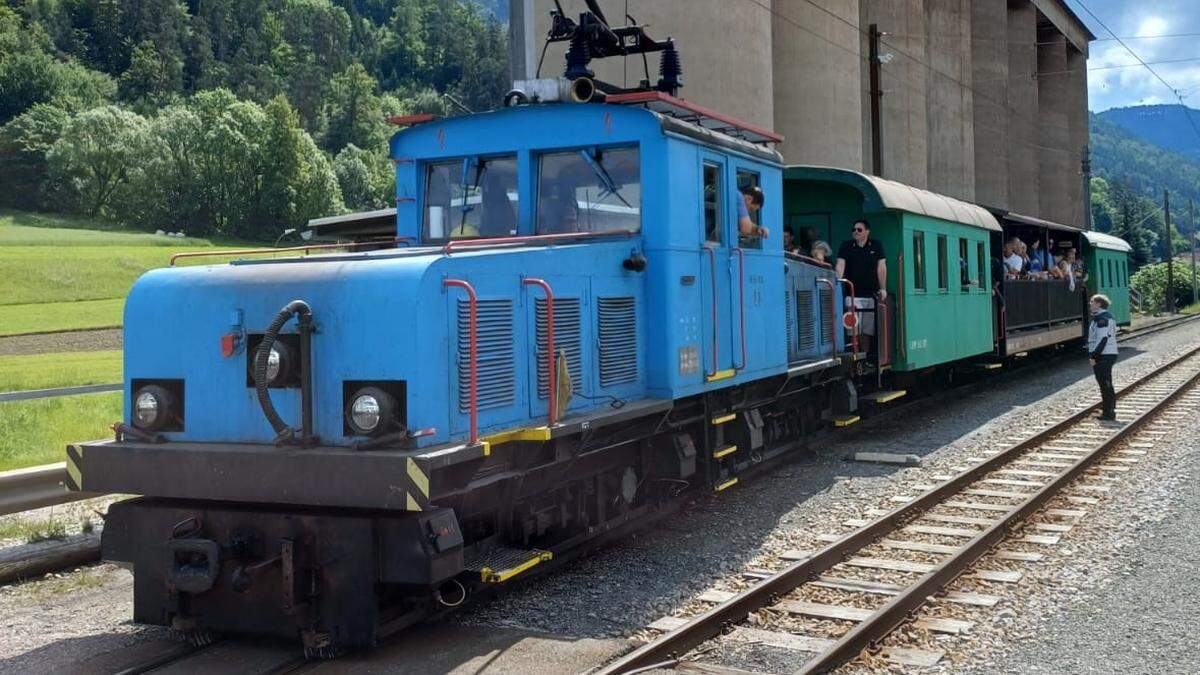 Die kleine Bahn hat noch zwei Personenwagen aus vergangener Zeit und einen umgebauten Güterwagen mit Stehplätzen