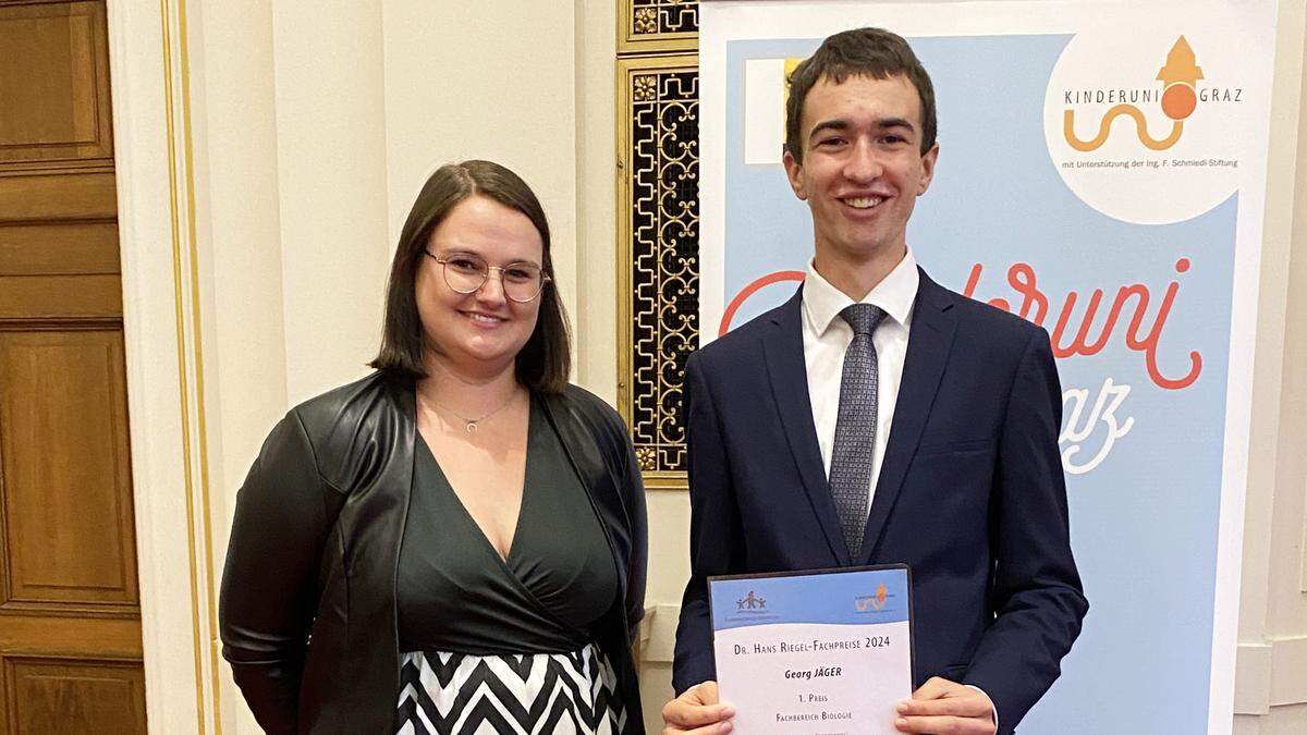 Preisträger Georg Jäger mit seiner Biologie-Professorin Simone Musenbichler bei der Preisverleihung