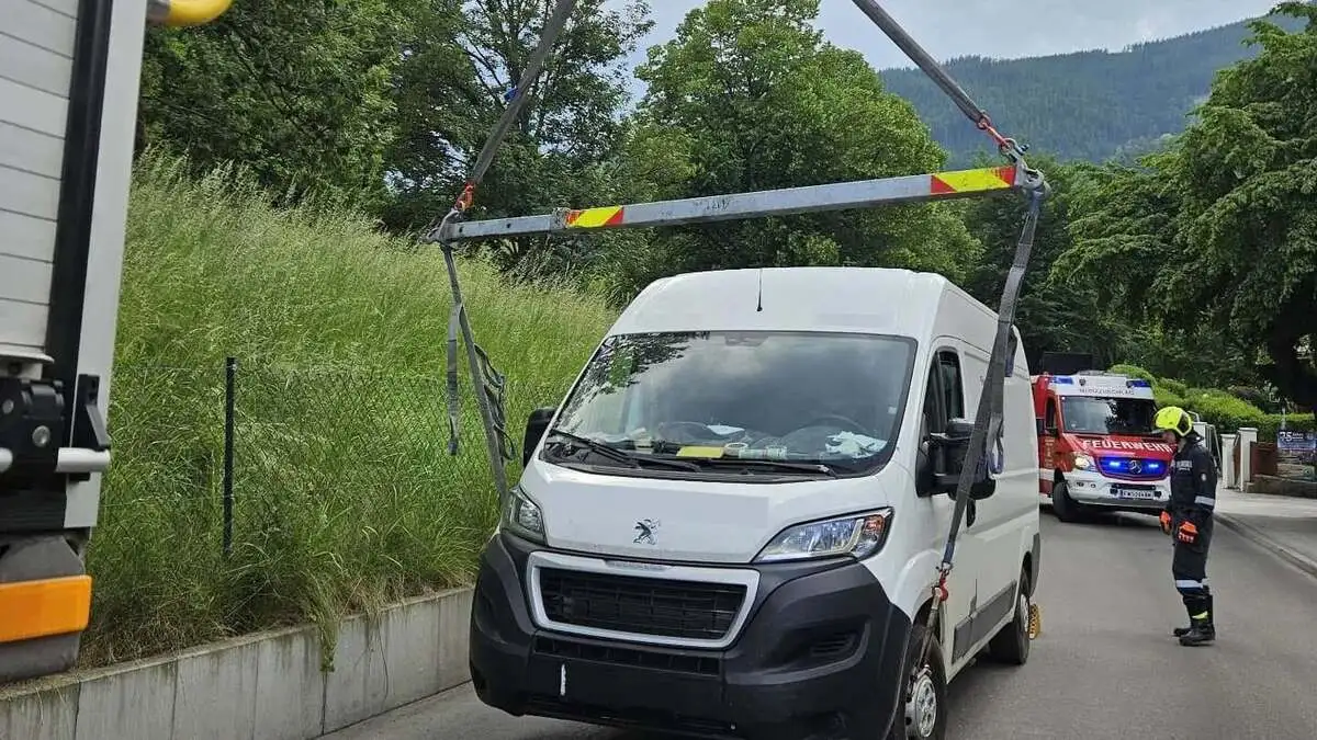 Das Fahrzeug musste mittels Kran von der Straße entfernt werden