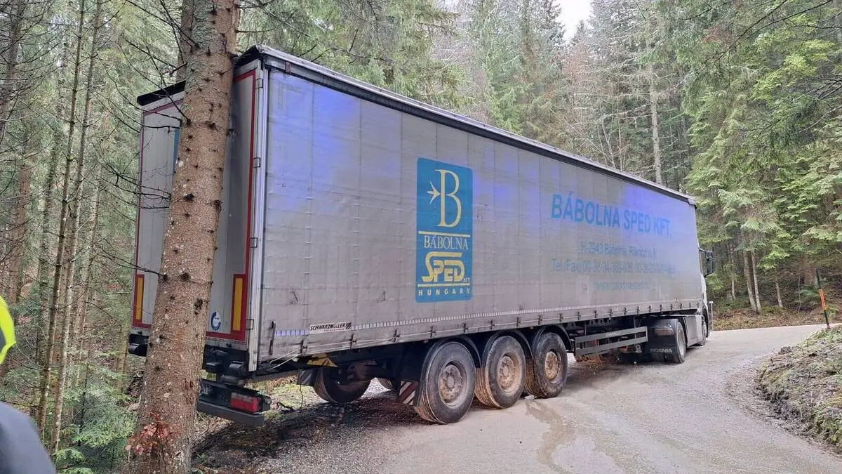 Der Sattelzug blieb am Sattler hängen