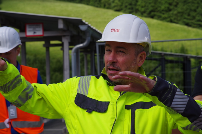 Projektleiter Gerhard Gobiet erläutert die Arbeiten