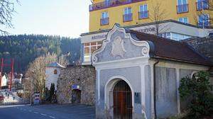 Die Maria-Hilf-Kapelle am Schiffertor, darüber das Hotel Landskron