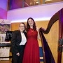 Viktoria Schmittner spielte am Samstag vor vollem Saal erstmals die Carbon-Harfe, die Andrea Pretzler (l.) gebaut hat