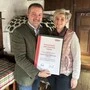 WK-Obmann Thomas Marichhofer stellte sich bei Huberta Weißenbacher mit einer Ehrenurkunde ein