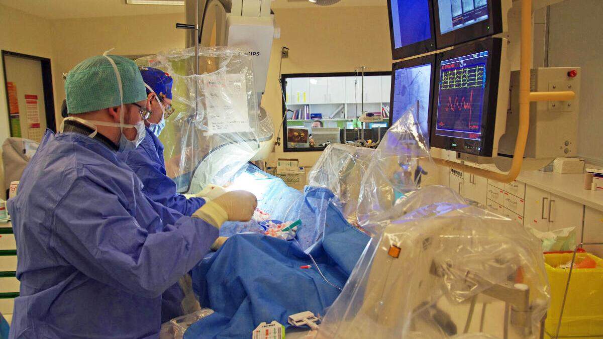 Ein fast schon historisches Bild von einem Herzkatheter-Eingriff durch Primar Gerald Zenker im Jahr 2012