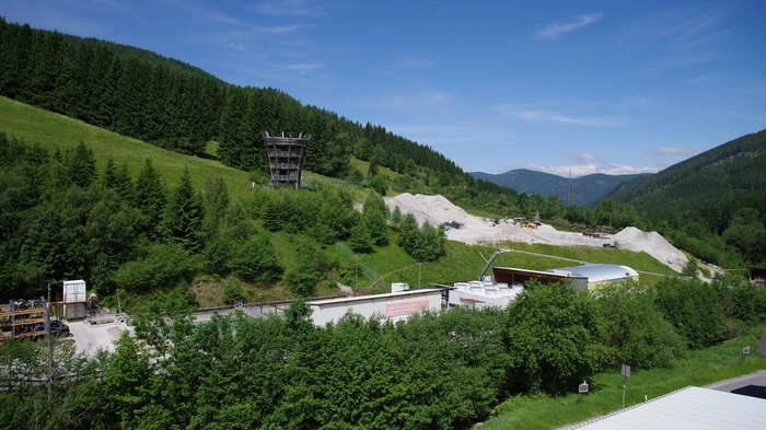 Blick von der Tunnelbaustelle Fröschnitz auf den „Infoblick Fröschnitzgraben“