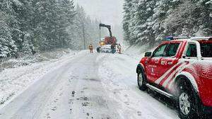 Die Schneefahrbahn sorgte für zwei Unfälle am Alpl
