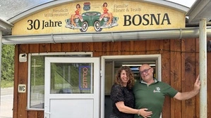 Ingrid und Fritz Ebner vor ihrem Würstelstand