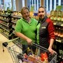 Johanna Kerschbaumer mit Filialleiterin Daniela Rechberger (rechts) in ihrem Geschäft in Stanz im Mürztal 